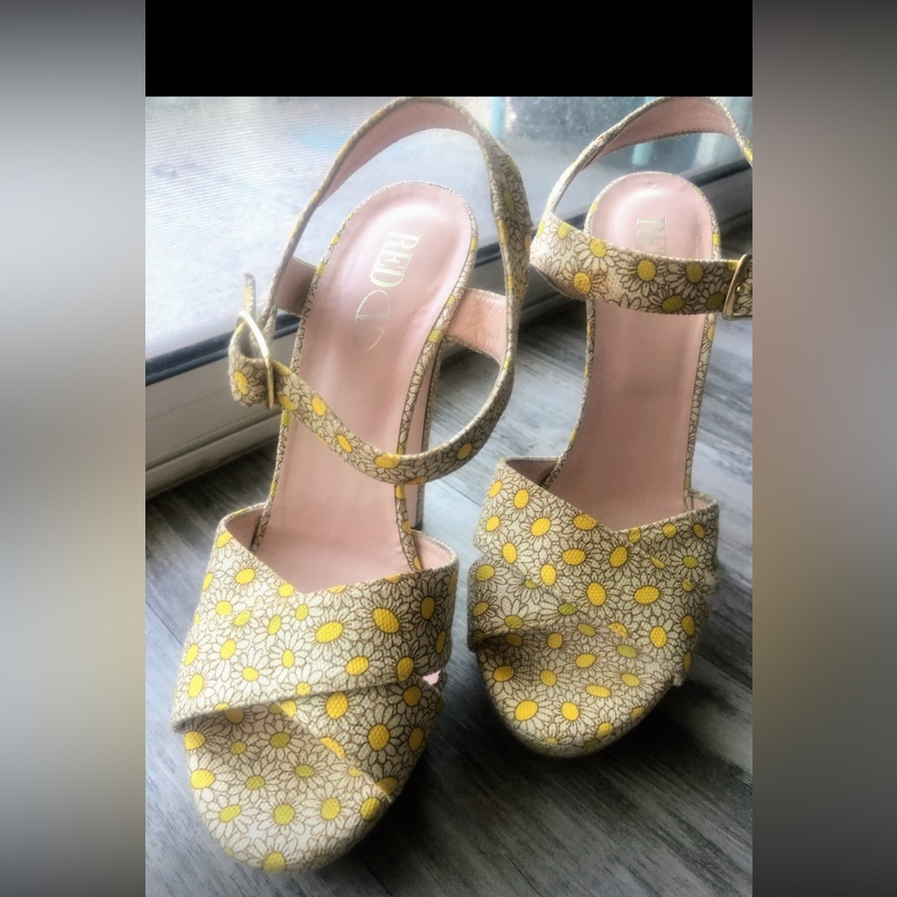 NWOB $495 RED Valentino “Daisy” Platform Sandals/Heels - 39